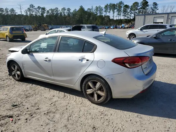 3KPFL4A75JE173767 2018 KIA FORTE - Image 2