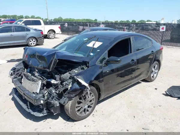 3KPFL4A75JE174062 2018 KIA FORTE - Image 2