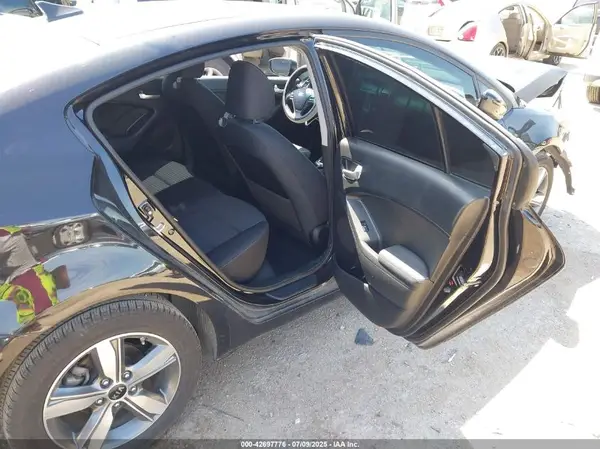 3KPFL4A75JE174062 2018 KIA FORTE - Image 8