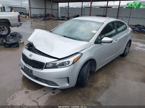 3KPFL4A75JE174921 2018 KIA FORTE - Image 2