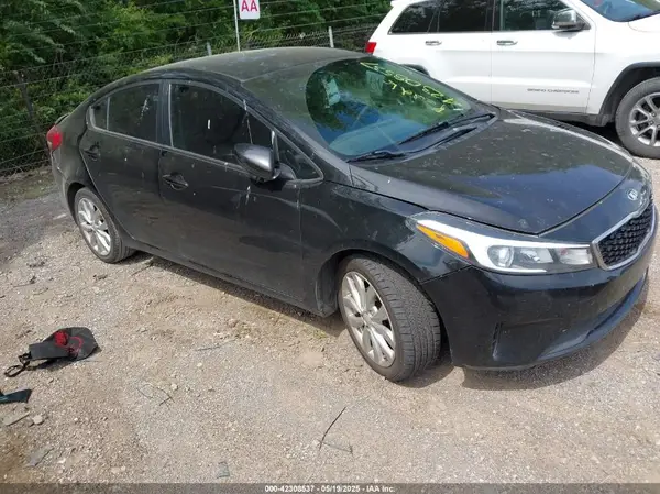 3KPFL4A75JE186244 2018 KIA FORTE - Image 1