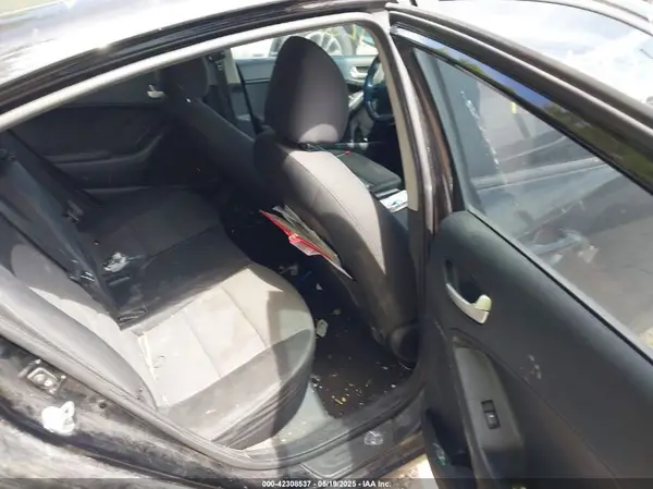 3KPFL4A75JE186244 2018 KIA FORTE - Image 8