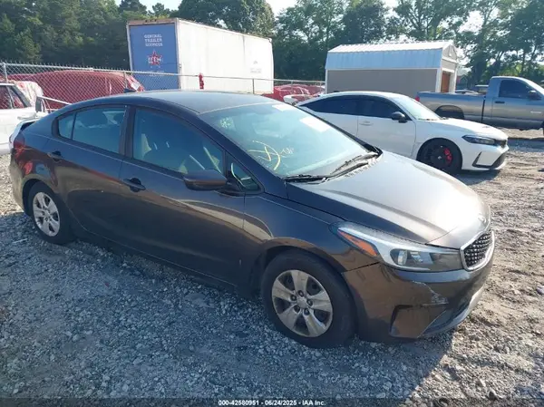 3KPFL4A75JE192013 2018 KIA FORTE - Image 1