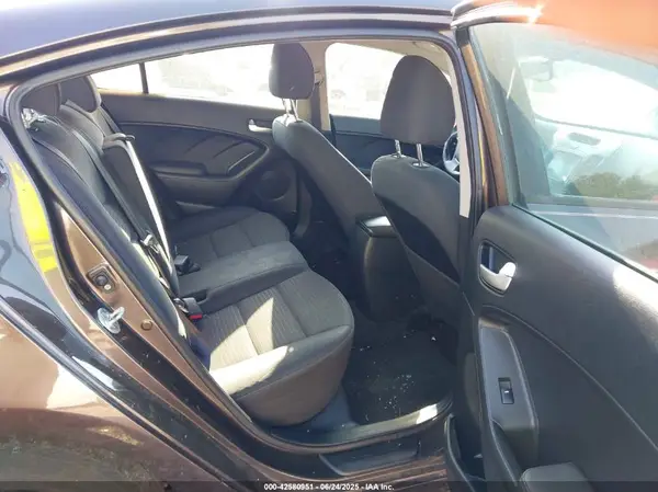 3KPFL4A75JE192013 2018 KIA FORTE - Image 8