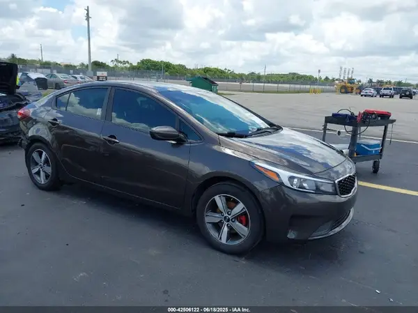 3KPFL4A75JE192285 2018 KIA FORTE - Image 1