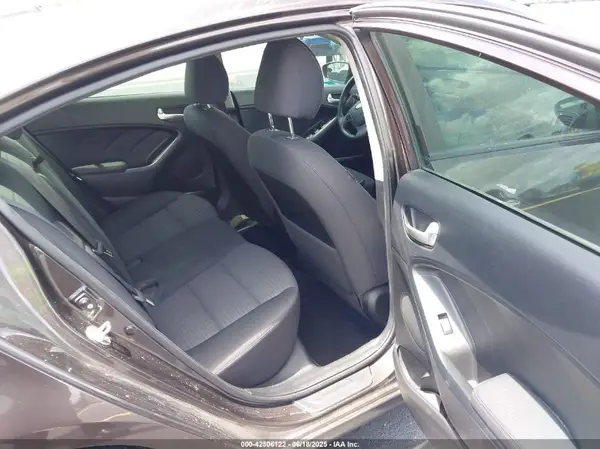 3KPFL4A75JE192285 2018 KIA FORTE - Image 8