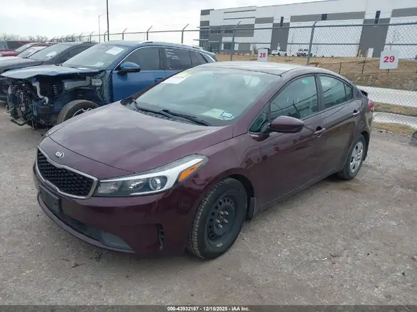 3KPFL4A75JE196336 2018 KIA FORTE - Image 2