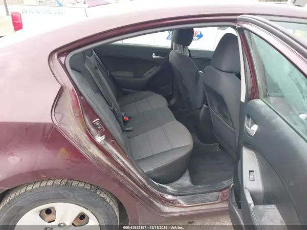3KPFL4A75JE196336 2018 KIA FORTE - Image 8