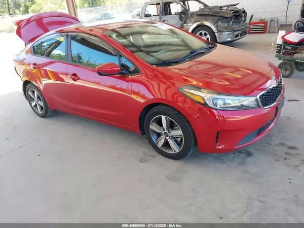 3KPFL4A75JE197583 2018 KIA FORTE - Image 1