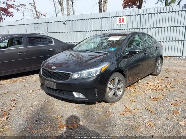3KPFL4A75JE198135 2018 KIA FORTE - Image 2