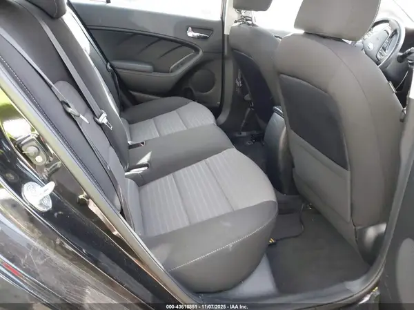 3KPFL4A75JE198135 2018 KIA FORTE - Image 8