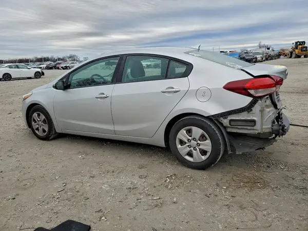 3KPFL4A75JE199592 2018 KIA FORTE - Image 2