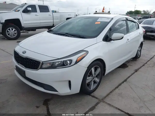 3KPFL4A75JE200398 2018 KIA FORTE - Image 2