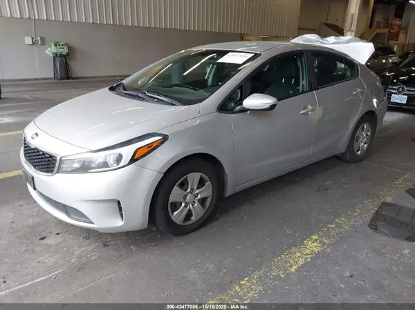 3KPFL4A75JE201177 2018 KIA FORTE - Image 2