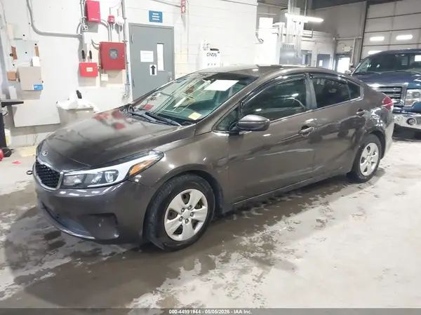 3KPFL4A75JE202166 2018 KIA FORTE - Image 2