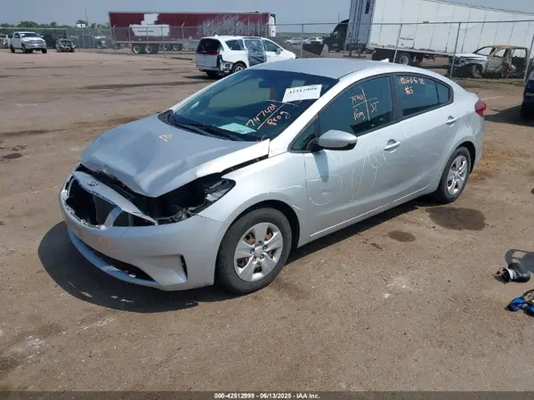 3KPFL4A75JE204452 2018 KIA FORTE - Image 2