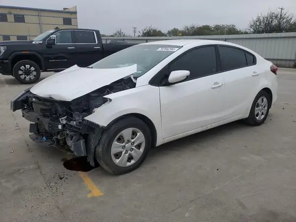 3KPFL4A75JE209487 2018 KIA FORTE - Image 1