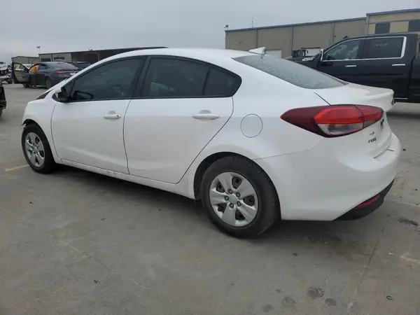 3KPFL4A75JE209487 2018 KIA FORTE - Image 2