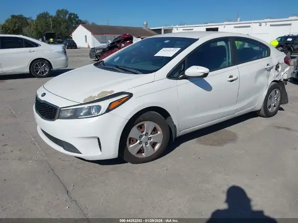 3KPFL4A75JE213376 2018 KIA FORTE - Image 2