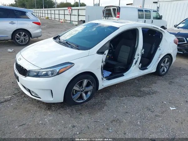 3KPFL4A75JE215189 2018 KIA FORTE - Image 2