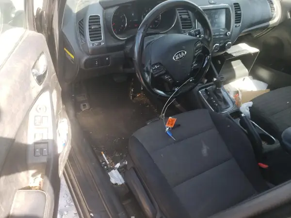 3KPFL4A75JE219078 2018 KIA FORTE - Image 8