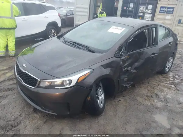 3KPFL4A75JE219159 2018 KIA FORTE - Image 2