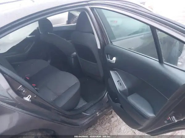 3KPFL4A75JE219159 2018 KIA FORTE - Image 8
