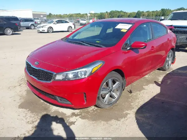 3KPFL4A75JE225060 2018 KIA FORTE - Image 2