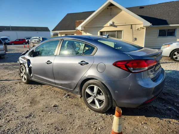 3KPFL4A75JE225205 2018 KIA FORTE - Image 2