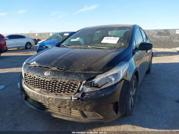 3KPFL4A75JE226127 2018 KIA FORTE - Image 2