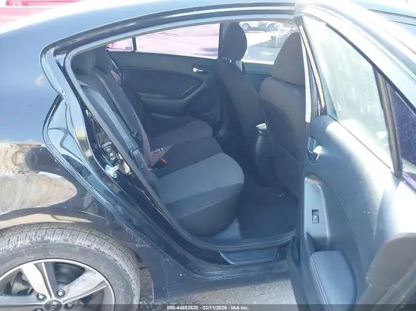 3KPFL4A75JE226273 2018 KIA FORTE - Image 8