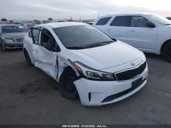 3KPFL4A75JE226676 2018 KIA FORTE - Image 1