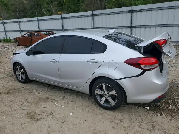 3KPFL4A75JE230596 2018 KIA FORTE - Image 2
