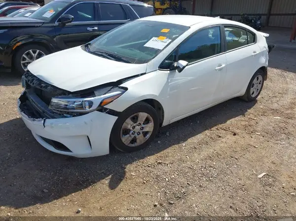 3KPFL4A75JE234986 2018 KIA FORTE - Image 2