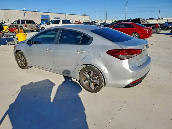 3KPFL4A75JE239296 2018 KIA FORTE - Image 2
