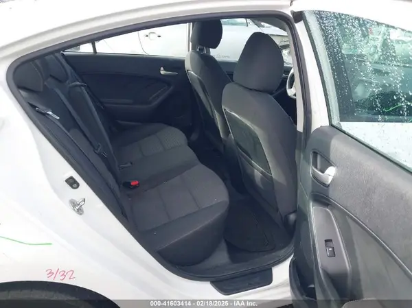 3KPFL4A75JE248015 2018 KIA FORTE - Image 8