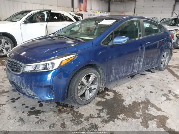 3KPFL4A75JE250864 2018 KIA FORTE - Image 2