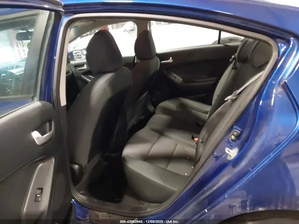 3KPFL4A75JE250864 2018 KIA FORTE - Image 8