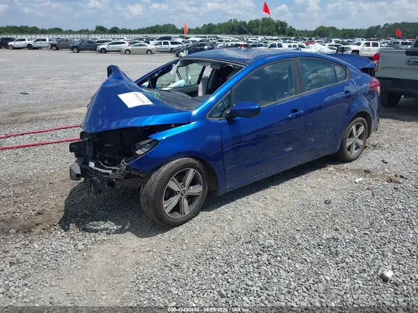 3KPFL4A75JE253585 2018 KIA FORTE - Image 2