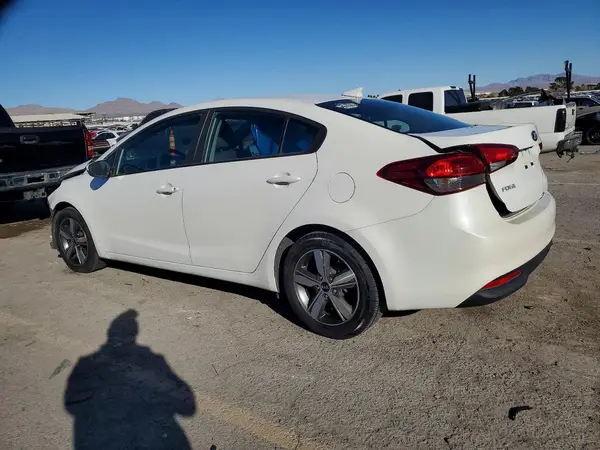 3KPFL4A75JE257216 2018 KIA FORTE - Image 2