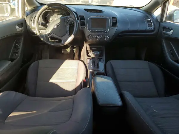 3KPFL4A75JE257216 2018 KIA FORTE - Image 8