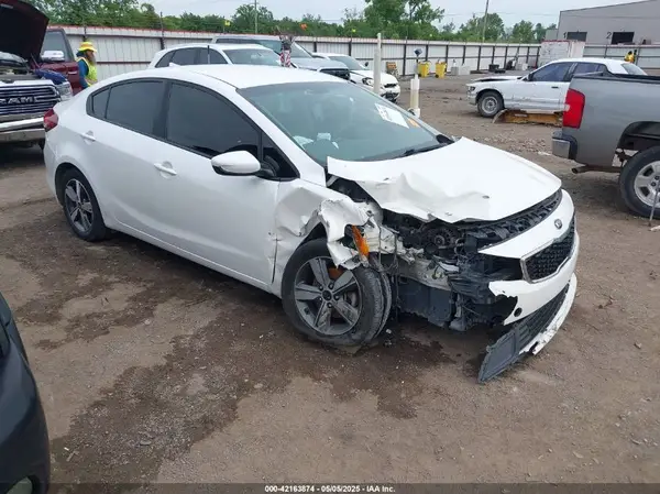 3KPFL4A75JE257555 2018 KIA FORTE - Image 1