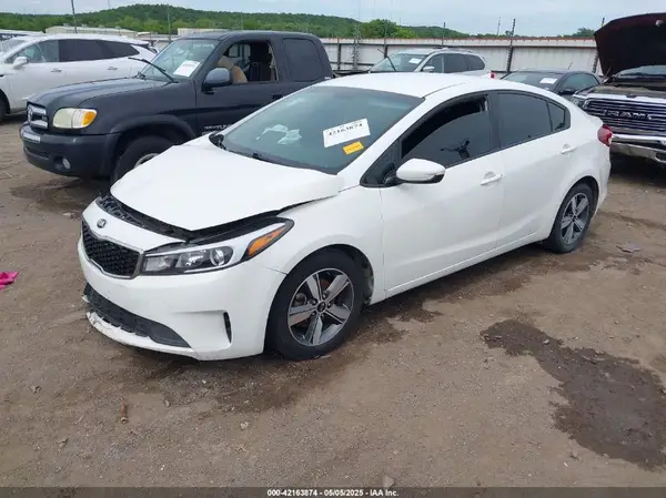 3KPFL4A75JE257555 2018 KIA FORTE - Image 2