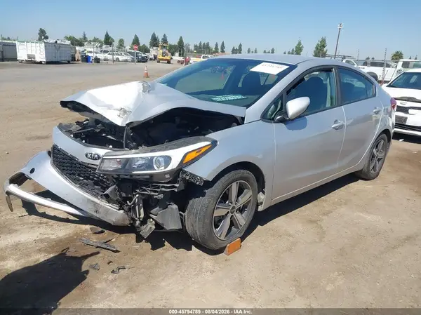3KPFL4A75JE258401 2018 KIA FORTE - Image 2