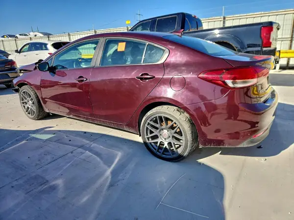 3KPFL4A75JE271052 2018 KIA FORTE - Image 2