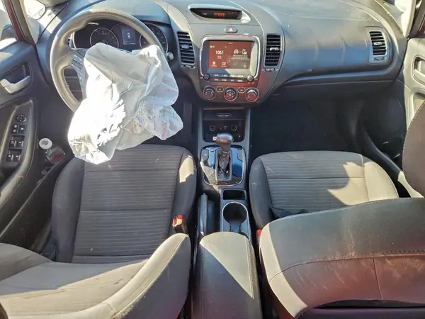 3KPFL4A75JE271052 2018 KIA FORTE - Image 8