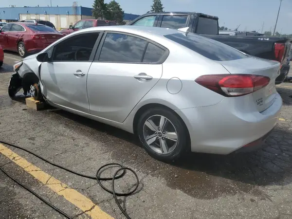 3KPFL4A75JE273576 2018 KIA FORTE - Image 2
