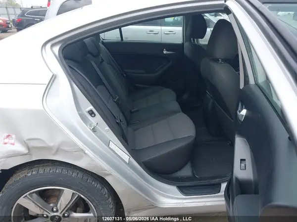 3KPFL4A75JE274016 2018 KIA FORTE - Image 8