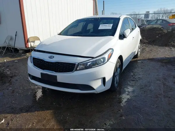 3KPFL4A75JE274498 2018 KIA FORTE - Image 2