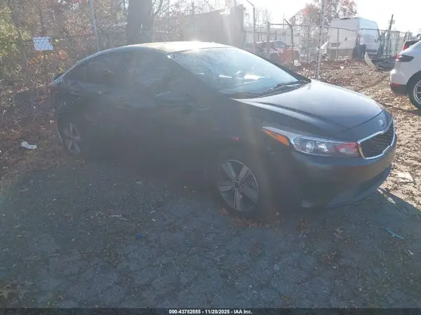 3KPFL4A75JE274680 2018 KIA FORTE - Image 1